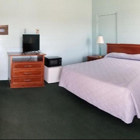 Holiday Host Motel Сонора Екстериор снимка