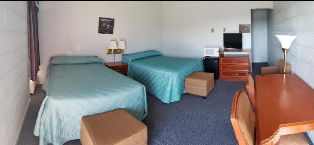 Holiday Host Motel Сонора Екстериор снимка