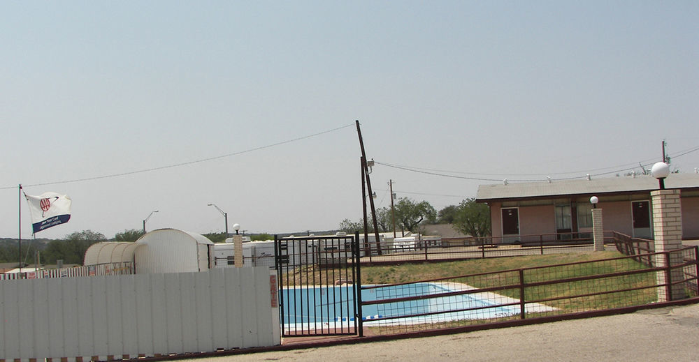 Holiday Host Motel Сонора Екстериор снимка