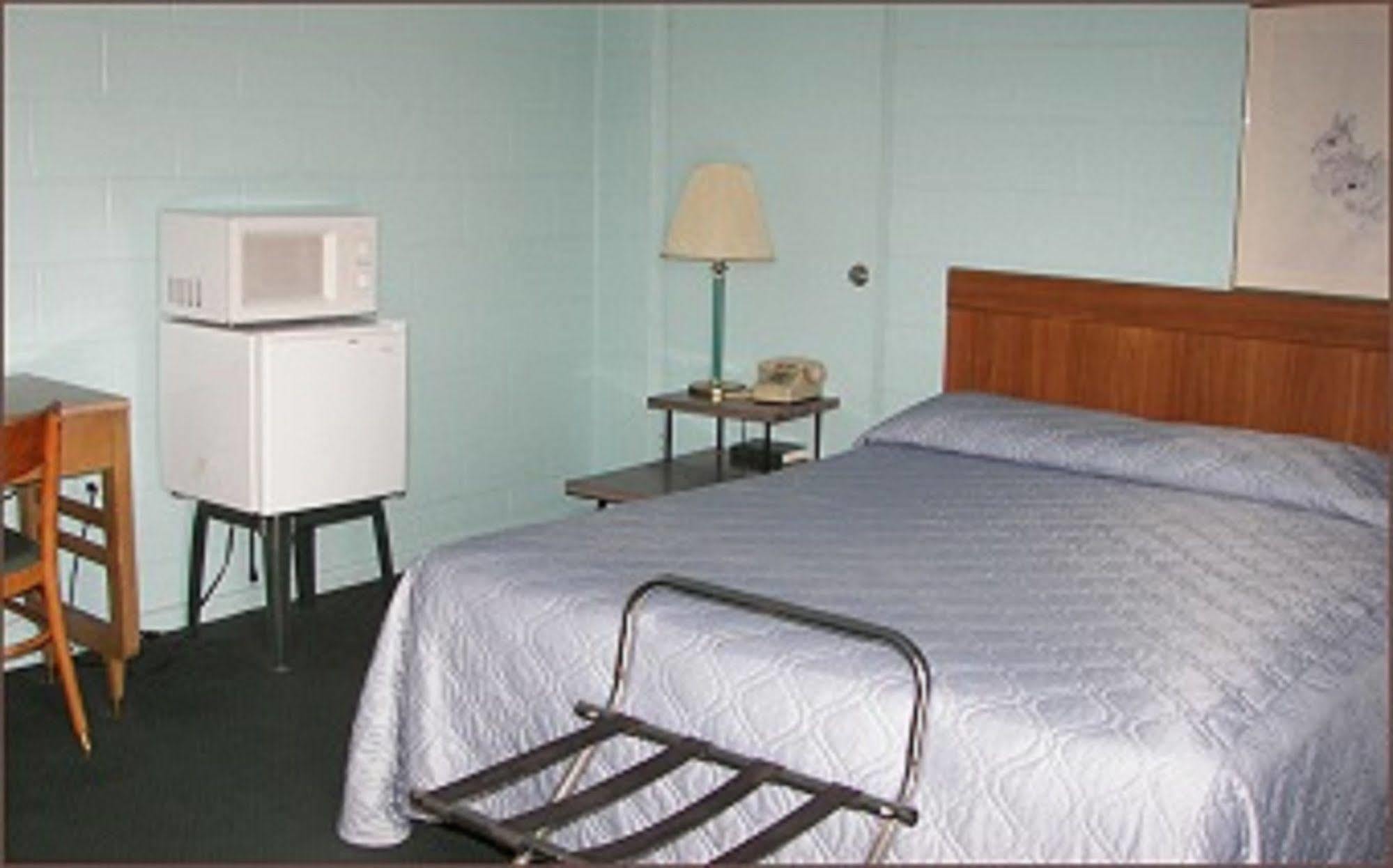Holiday Host Motel Сонора Екстериор снимка