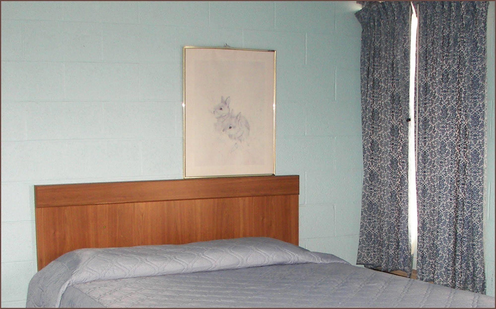 Holiday Host Motel Сонора Екстериор снимка
