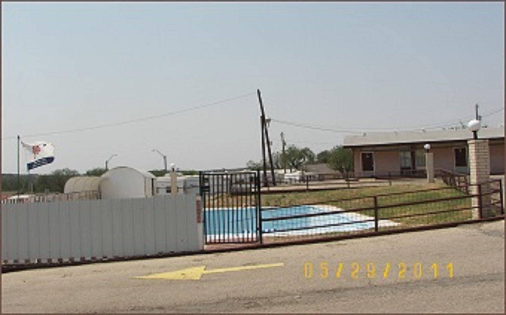 Holiday Host Motel Сонора Екстериор снимка
